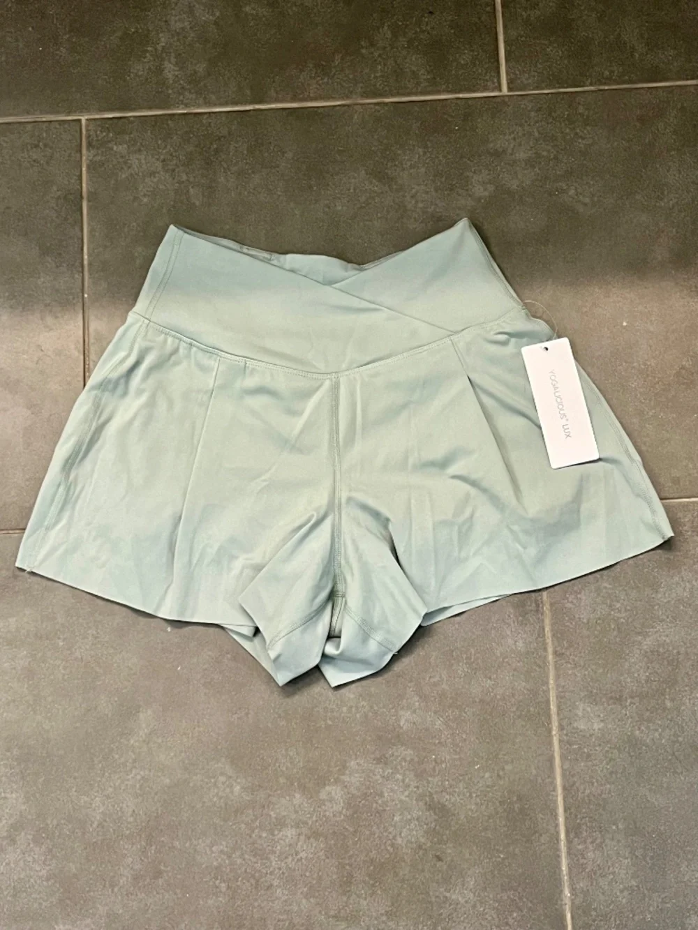 NWT Yogalicious Lux Meredith Crossover Waist Pleated Shorts Green Milieu XS